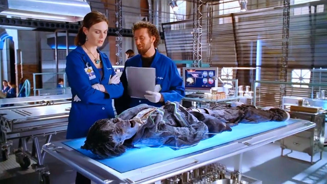 法医深夜酒吧放松，谁料墙壁内惊现一具干尸，全身竟裹满白色粉末，悬疑片