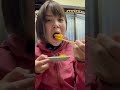 祇園の老舗鉄板焼き屋でテッパンのねぎ焼きを食す女/かな東店