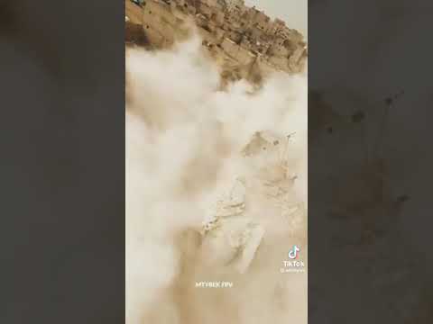 هدم بناء سكني كان على وشك السقوط بحلب حلب منكوبة 