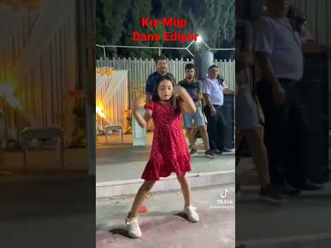 Kız müp keko dansı ediyor