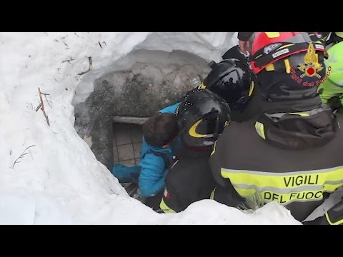 Valanga Hotel Rigopiano dopo Terremoto - Video Superstiti Estratti