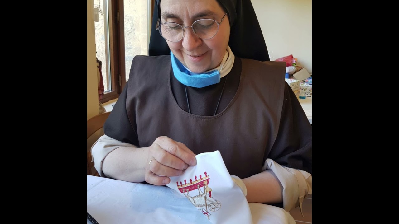 Bordando y confeccionando palias para el Señor. El Bazar del Convento. Carmelitas Samaritanas, cscj