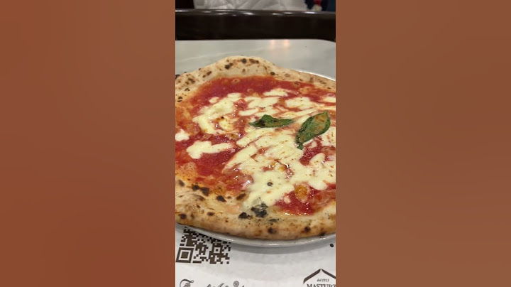 Trying out the best pizza in Italy 🇮🇹 😃