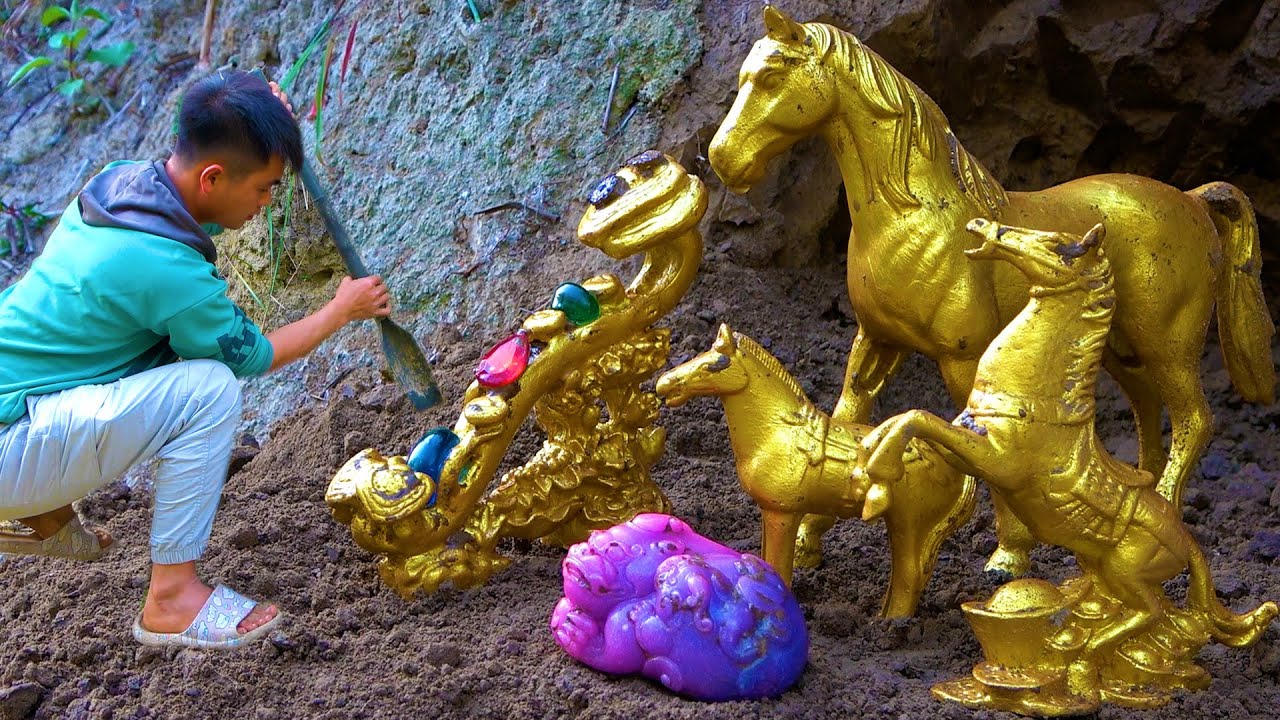 I searched for treasure in the dry river and found several golden horses and jade Ruyi