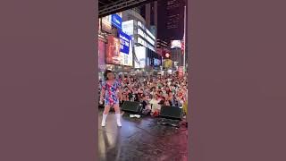 FITRI KARLINA LIVE IN TIMES SQUARE NEW YORK || WALAUPUN ORANG ITU GAK NGERTI TAPI TETAP KERENN🤗