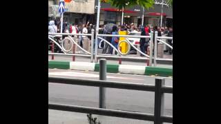 تجمع اعتراضی مردم به بانک ملت . سه شنبه 24 فروردین