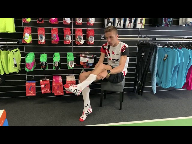 Správné nasazení kompresních podkolenek Full Socks značky Compressport (CZ) class=