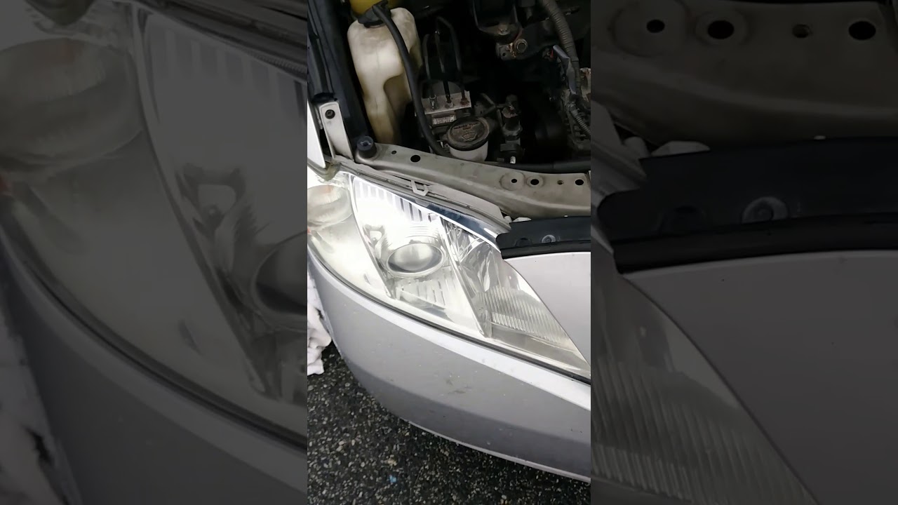 How to Clean Headlights With Magic Eraser 