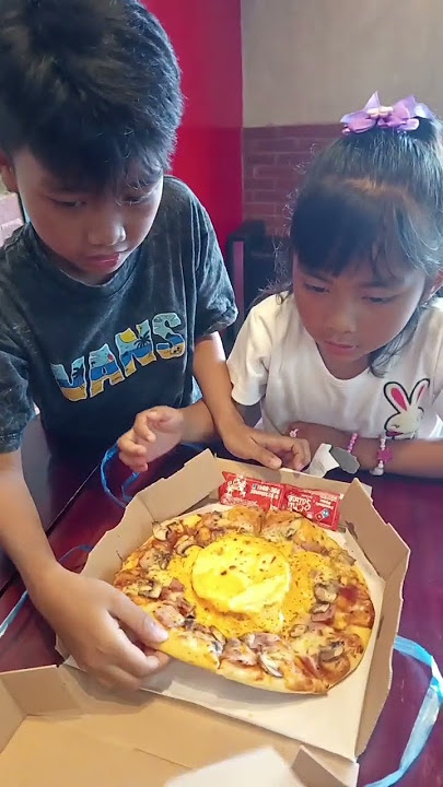 makan pizza guys