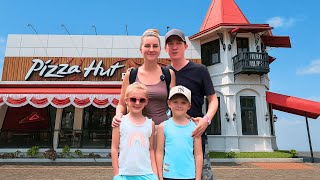 Download Lagu Amerikaans gezin eet voor het eerst bij Pizza Hut! (We waren geschokt) MP3 Download Lagu Amerikaans gezin eet voor het eerst bij Pizza Hut! (We waren geschokt) MP3