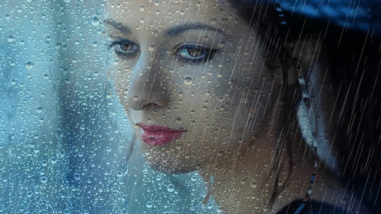 Не грусти и слез не лей. Девушка дождь. Дождь за окном. Плачущая девушка под дождем. Летний дождь.