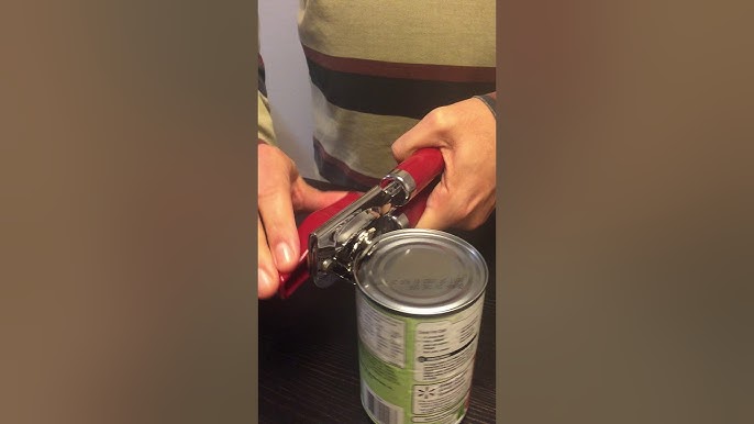 Los abrelatas manuales y eléctricos para abrir latas en casa de
