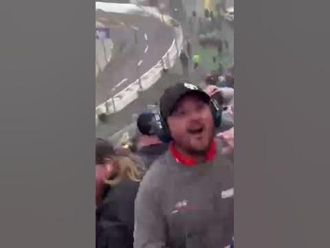 Ross Chastain supera 5 piloti in NASCAR appoggiato al muro dell'ultima
