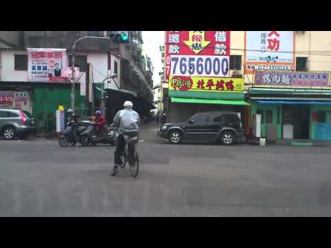 20120209載孫子還闖紅燈造成車禍.mp4