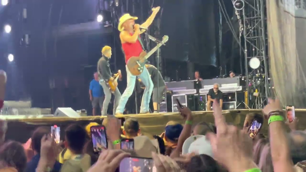 Kenny Chesney – Beer in Mexico/Opening Song live in Minneapolis 2022 (Here and Now Stadium Tour)