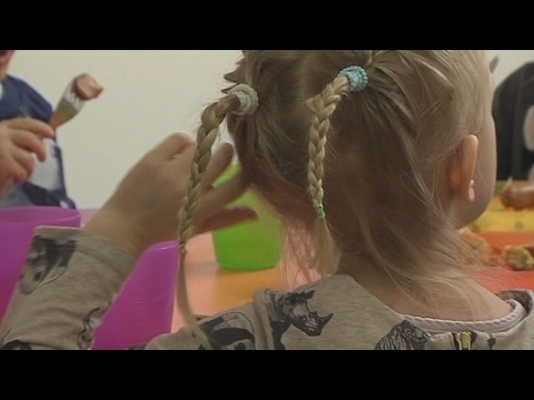 Video: Kodėl Maži Vaikai Mėgsta Spausti Mamos Plaukus