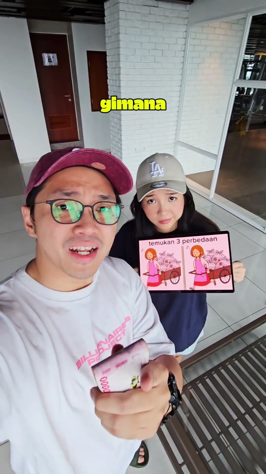 CARI 3 PERBEDAAN DI DALAM GAMBAR IBU NARIK GEROBAK INI!