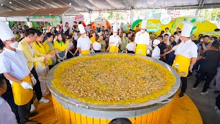 15 người đổ chiếc bánh xèo khổng lồ to 3 mét cho 1.000 người ăn miễn phí