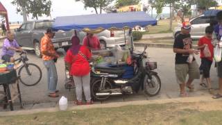 Торговля прямо с мотоцикла (Таиланд)