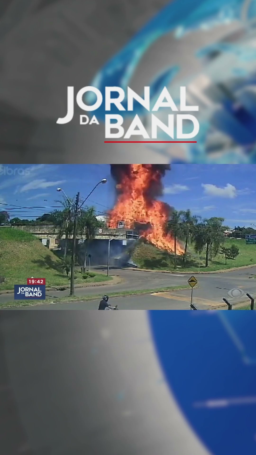 Caminhão-tanque explode após batida e motorista pula de viaduto #shorts