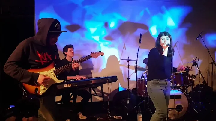 Laura Gideon - Cosmopolitan Friend (live) @ Semest...
