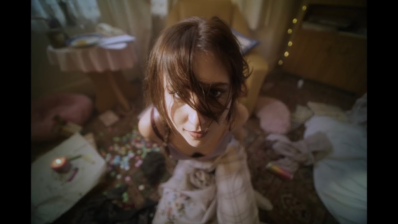 Guarda Bitch - Official Music Video su YouTube Guarda Bitch - Official Music Video su YouTube