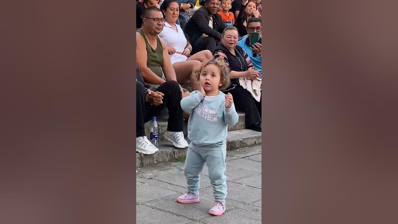 Hermosa niña bailando #papasito de @KarolG