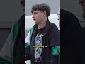 Музыкант помогает бездомному: трогательный момент