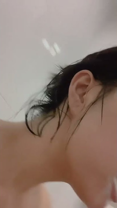 Cewek cantik hot, putih, mulus lagi mandi