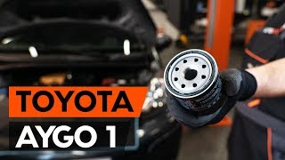 Hoe Oliefilter van de motor vervangen TOYOTA AYGO (WNB1_, KGB1_) - videogids