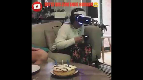 Oma schießt mit einer Pistole wegen Virtual Reality
