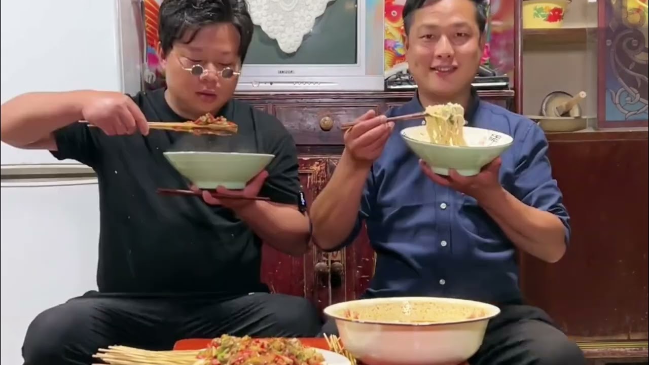 豬油面配烈火牛肉，再來一鍋幹鍋鯽魚，簡簡單單搞定一餐，香到舔盤超入味，這樣的家常組合，大家覺得怎麼樣？