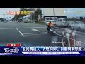 下班太嗨?男趴機車「雙腳懸空狂踢」 違規代價出爐:最高罰3.6萬|TVBS新聞 @TVBSNEWS02