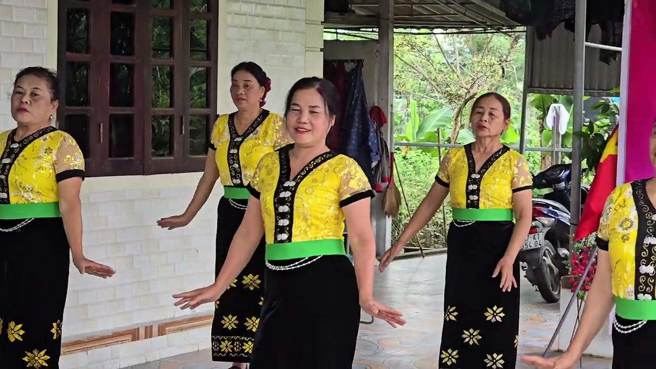 Múa Tiếng Khèn Mùa Ban Nở - Phụ nữ Cựu giáo chức xã Đông lộc biểu diễn.