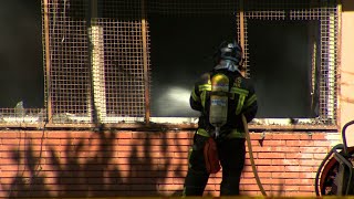 Más de 50 atendidos por el incendio de un edificio en Sant Adrià del Besòs (Barcelona)
