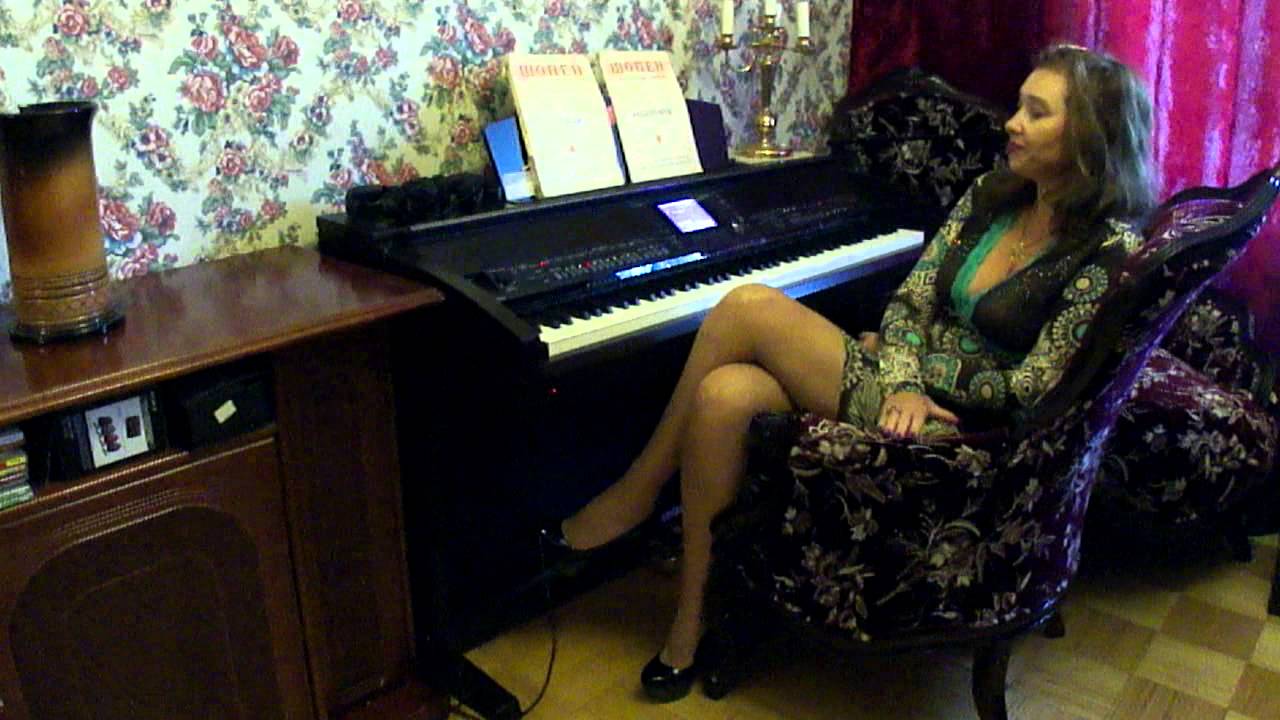 Сексапильная девица Karina L учится играть на пианино