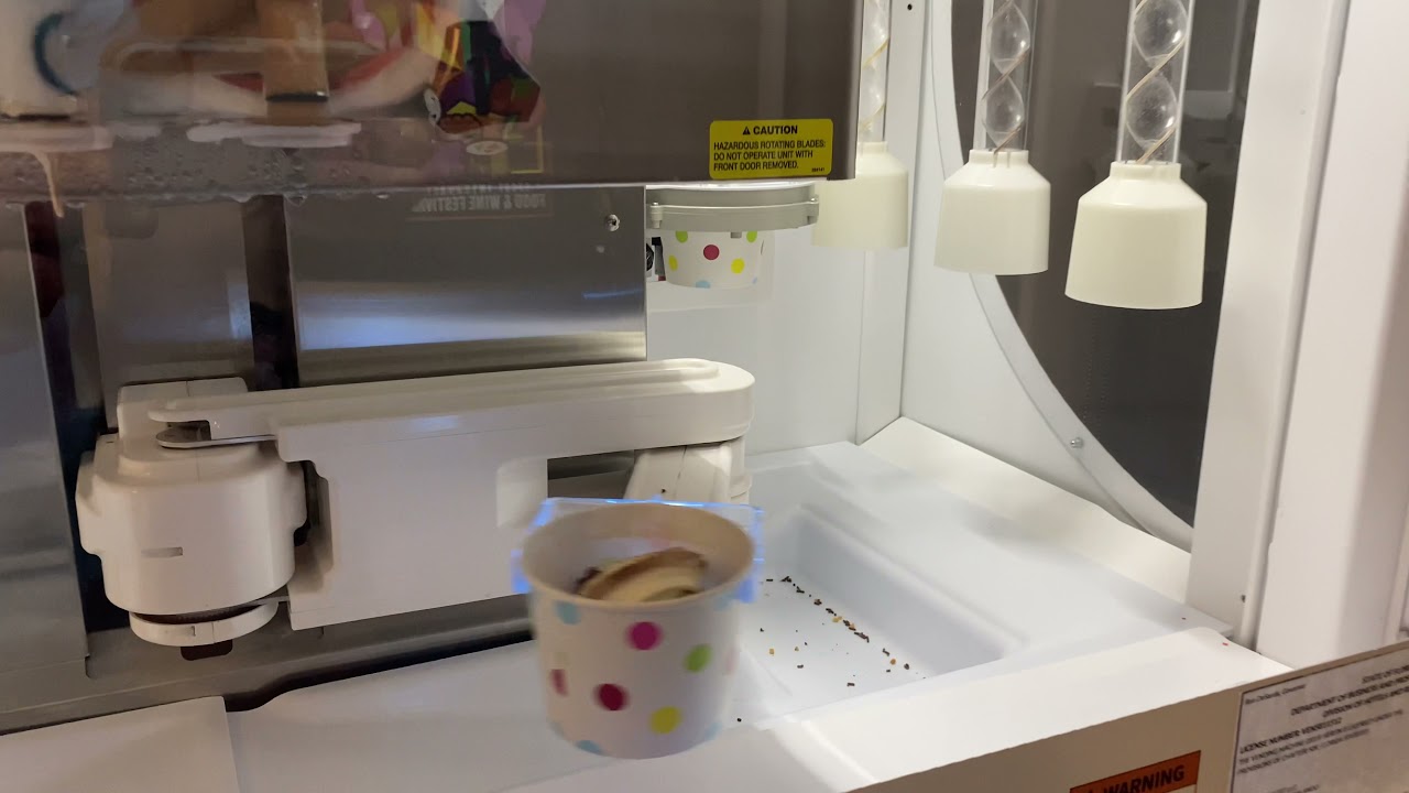 Vending machine frozen yogurt robot