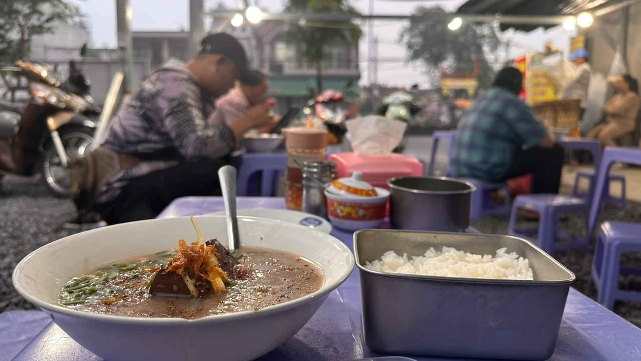 Mang cơm nguội đến quán cháo huyết bánh mì, Tết đã cận kề nhưng quán vẫn đông I meanmechoi