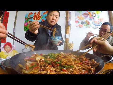 Thumbnail for 【鑫哥】一大锅“鱿鱼须”全家人一次吃个饱，过瘾！