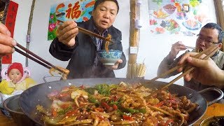 【鑫哥】一大锅“鱿鱼须”全家人一次吃个饱，过瘾！