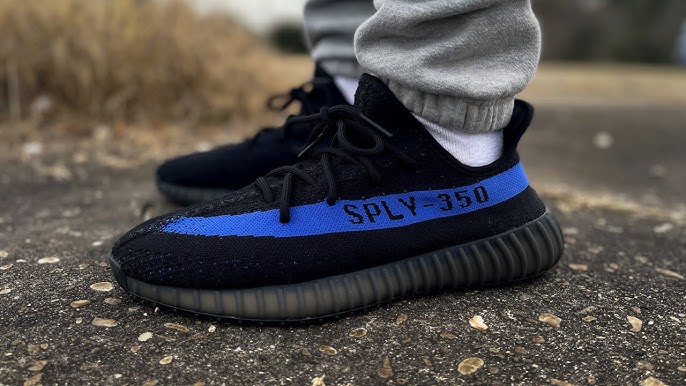 Fauteuil Gedrag Vaag THE ADIDAS YEEZY 350 V2 DAZZLING BLUE SNEAKERS ARE MY NEW FAVORITE YEEZY!  (Early In Hand Review) - YouTube