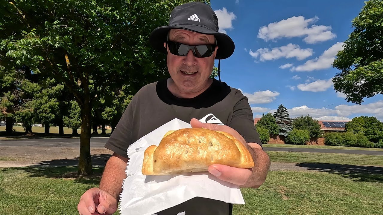 Пирожок с мясом и овощами из пекарни Guyra