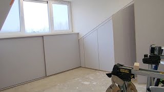 Timmerwerk Op Zolder. Plaatsen Van Een Vensterbank En Schuifdeuren