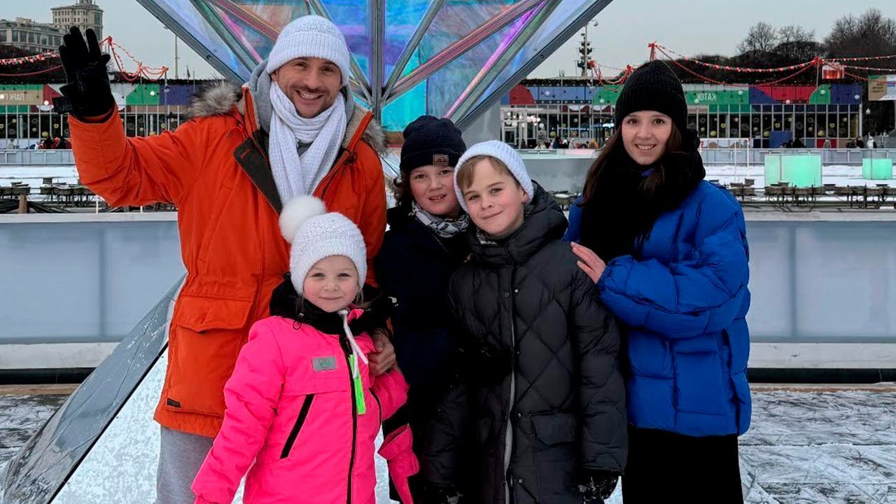 Сергей Лазарев с детьми приехал в парк Горького на каток / Дочка Аня впервые встала на коньки