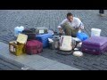 VIDEO: Παίζει μουσική με ότι βρει!