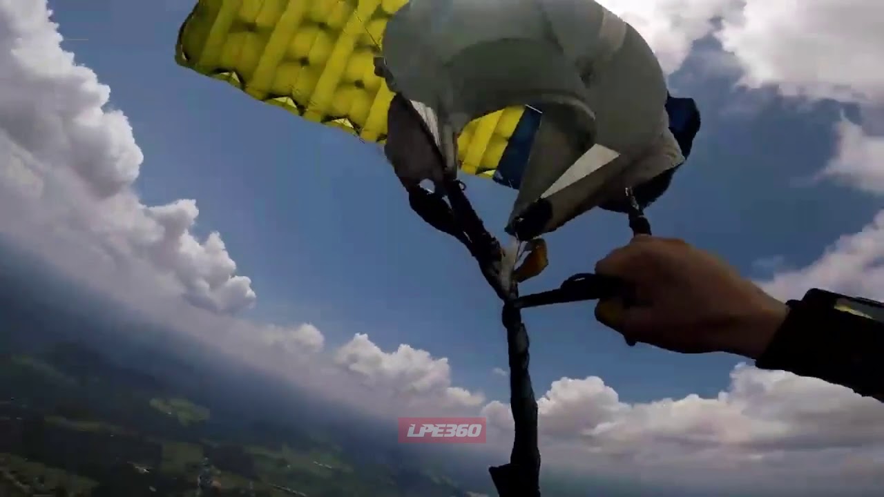 Skydiver untangles his main, close call - YouTube