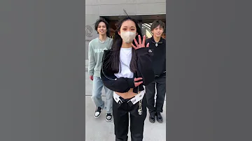 TikTok 350万再生 美女の腹だし腰ヒット Shorts 