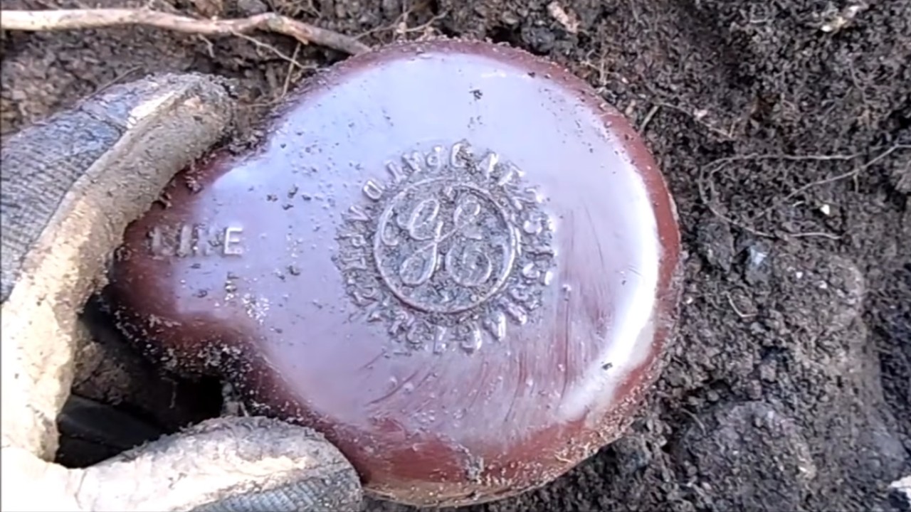 Раскопки старинных бутылок на свалке в Уильямстоне. Молниеотвод.