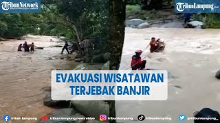 Dramatis Evakuasi Sejumlah Warga Terjebak Banjir saat Rekreasi di Sungai Latuppa