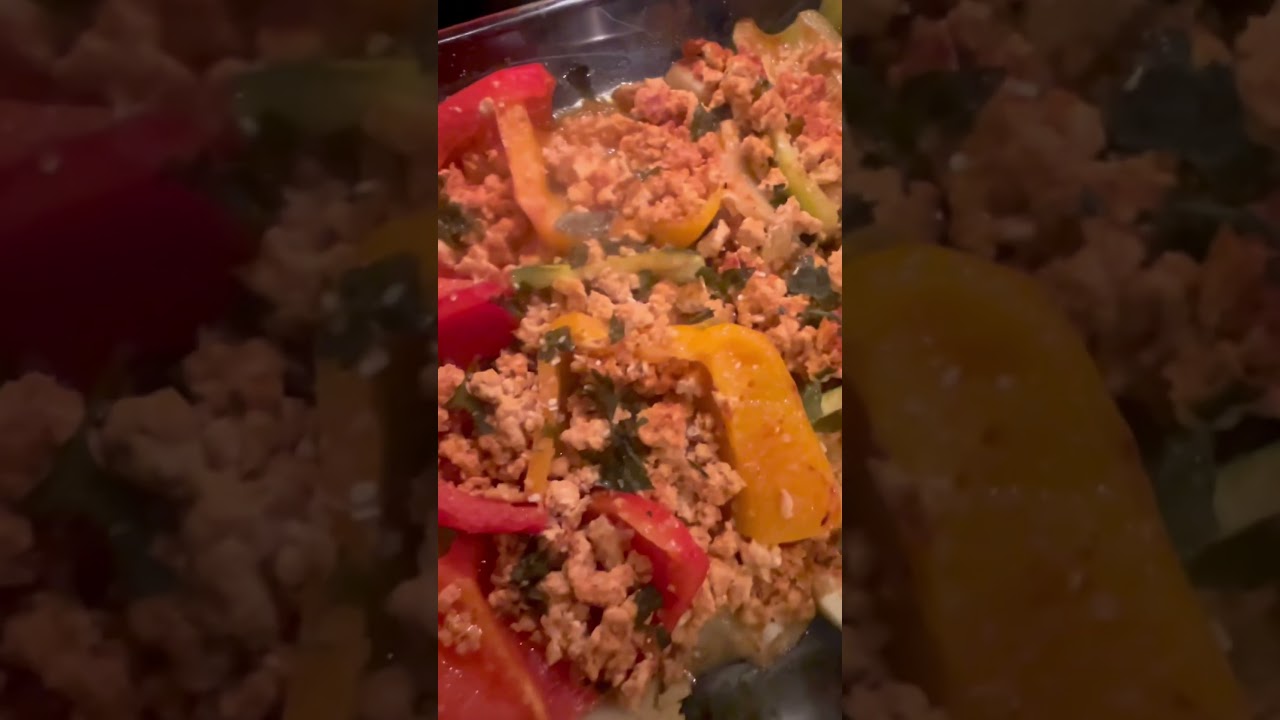 Pepper and zucchini boats with sautéed ground chicken!  